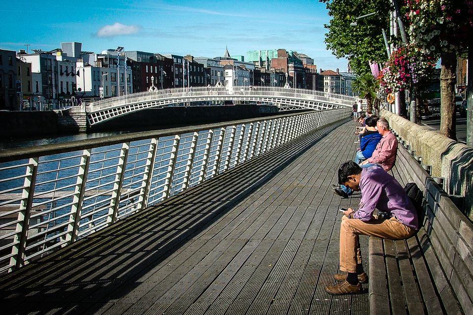 dublin-liffey-boardwalk-hapenny-bridge-58454e403df78c0230b82f8b