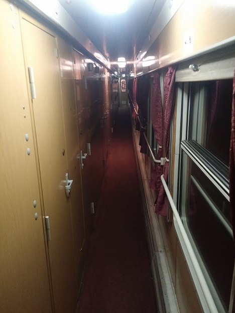Sleeping car hallway - rail website credit